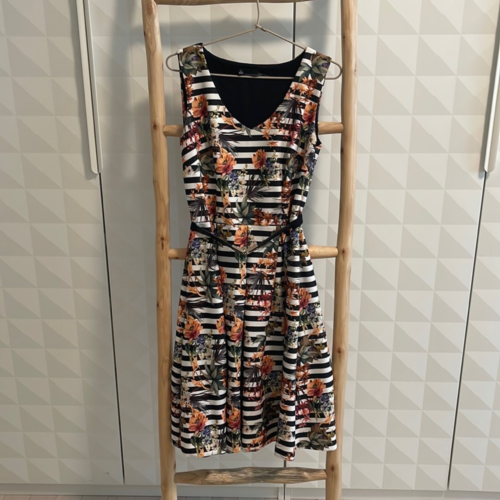 Stunning below knee sleeveless dress